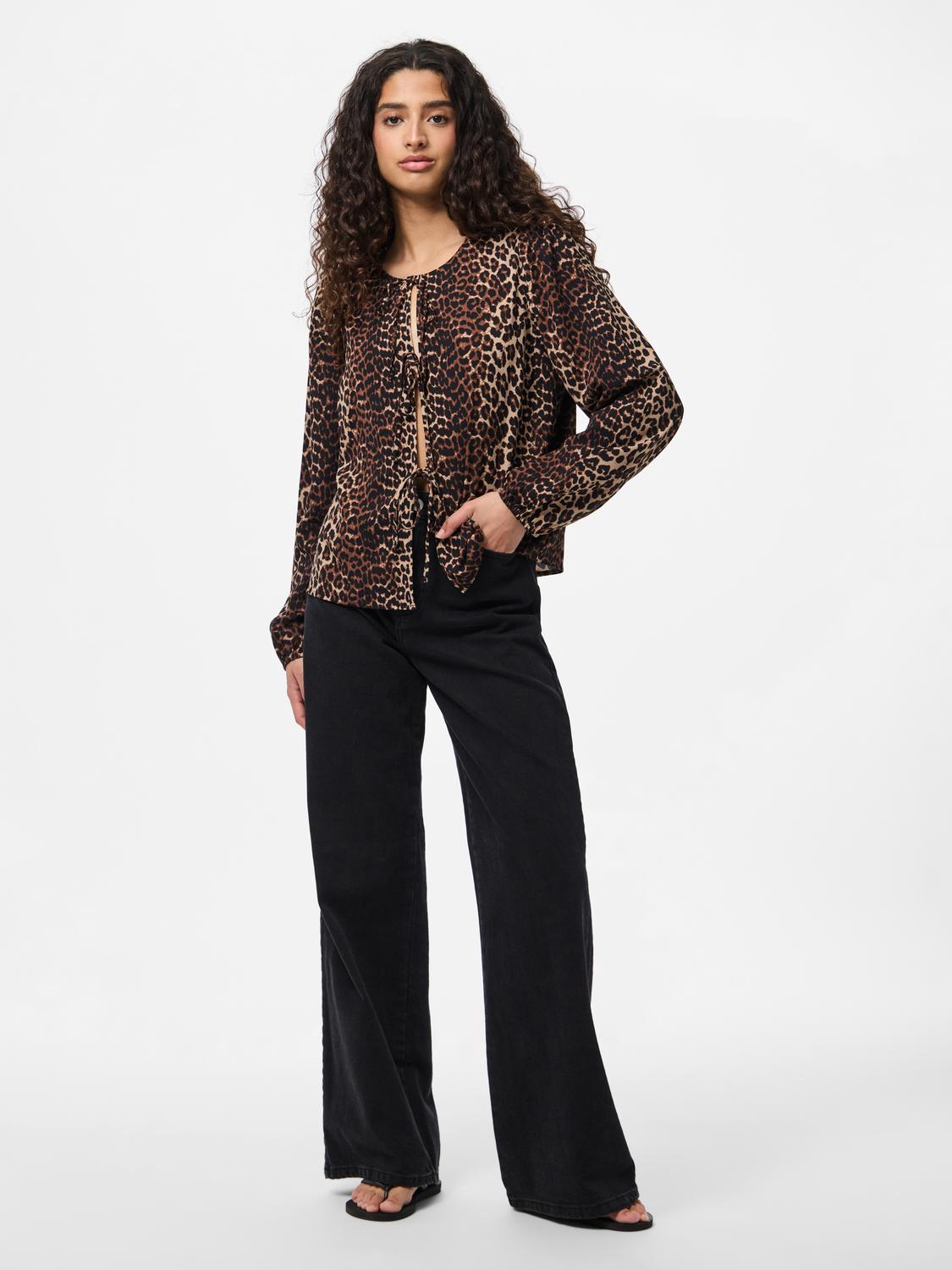 model_shot-front_full